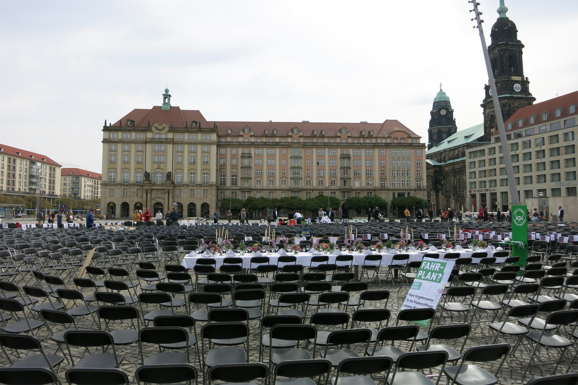 Mit der Aktion "Leere Stühle" machten Gastronomie und Hotelgewerbe auch in Dresden auf ihre schwierige Situation während der Corona-Krise aufmerksam.